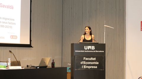 Noia fent un parlament sobre el seu TFG